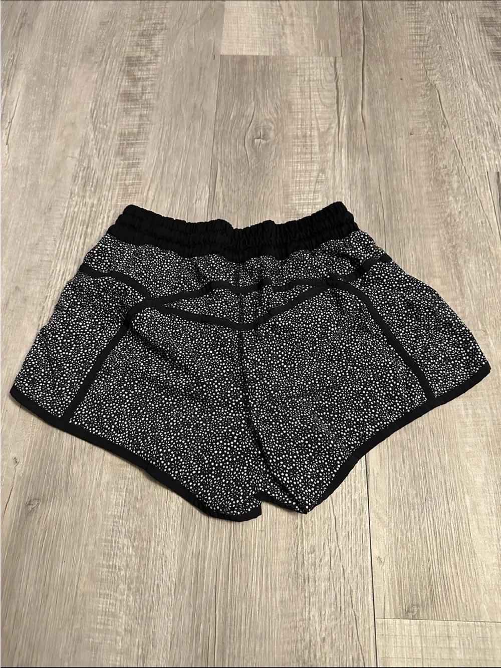 Lululemon Tracker Shorts Freckle Flower (Size 6)